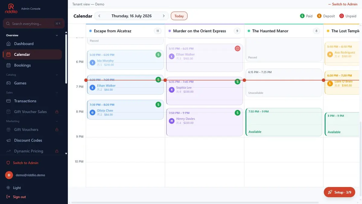 Riddlio demo calendar showing rooms as columns with paid, deposit, and unpaid booking indicators